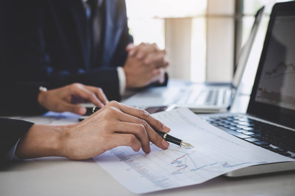 Personas trabajando en papel